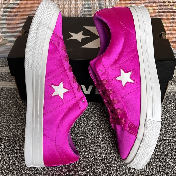 Converse WMNS 161197C
ONE STAR OX
HYPER MAGENTA/HYPER MAGENTA Sneakers - Picture 12 of 16
